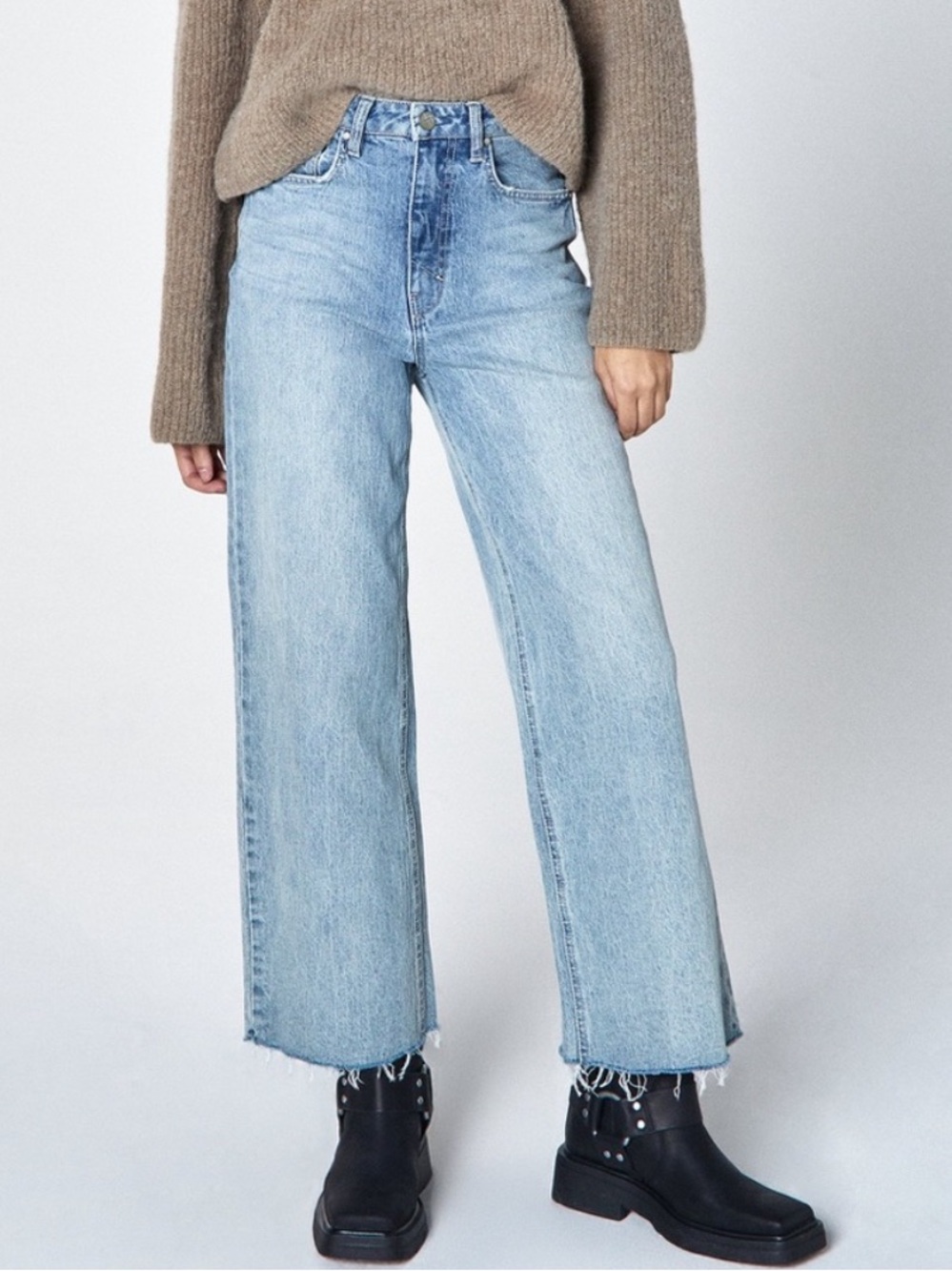 UNPUBLISHED NWT 28 31” inseam raw hem STRETCH Light-wash High-Rise Jeans